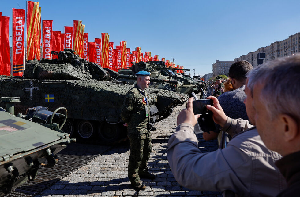Русия парадира със западна военна техника, пленена в Украйна (СНИМКИ)