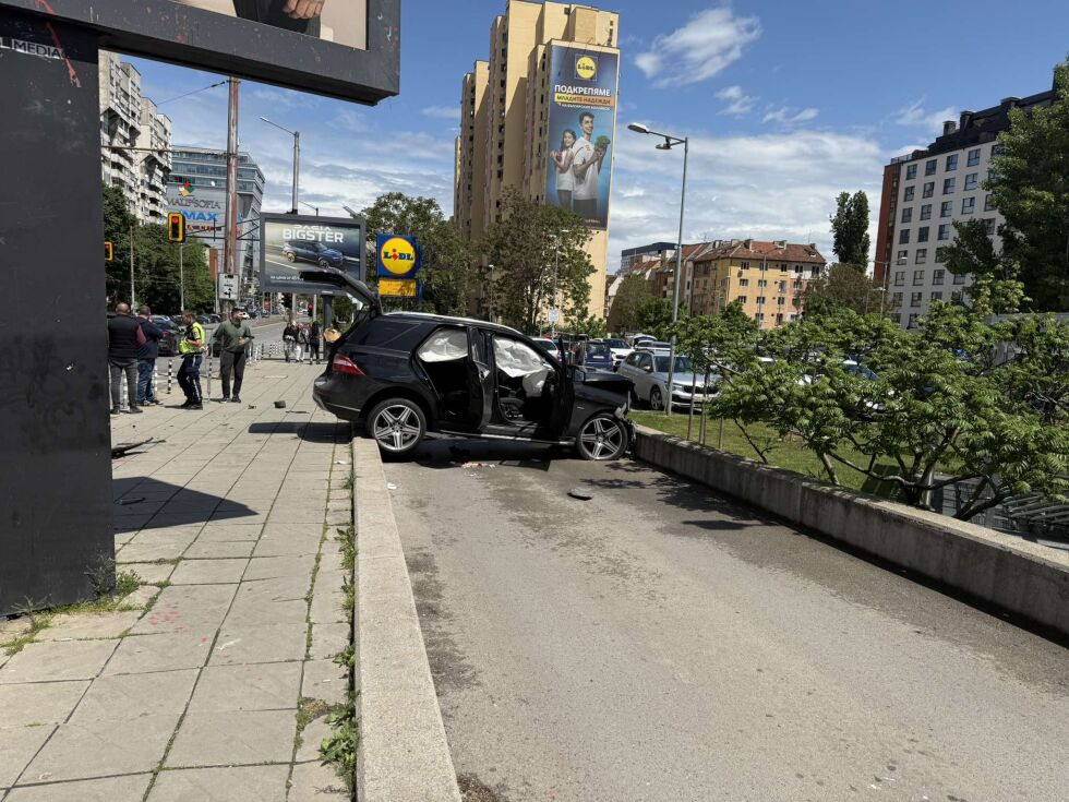 Верижна катастрофа между шест автомобила с множество пострадали в София (СНИМКИ)