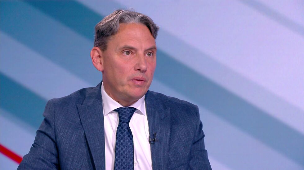 Васил Пандов: Поредната снимка, на която някой застава редом до Пеевски, за да се спаси