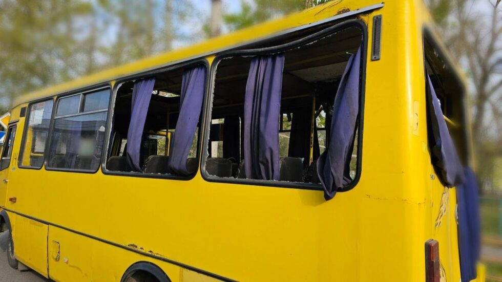 Двама загинали и седем ранени при руска атака срещу автобус в Херсон