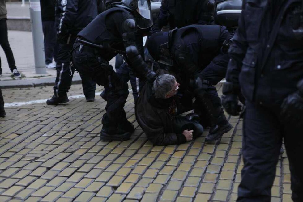 Протест, жива верига, сблъсъци (ГАЛЕРИЯ)