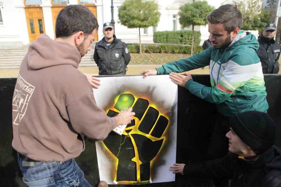 Стена между парламента и протеста
