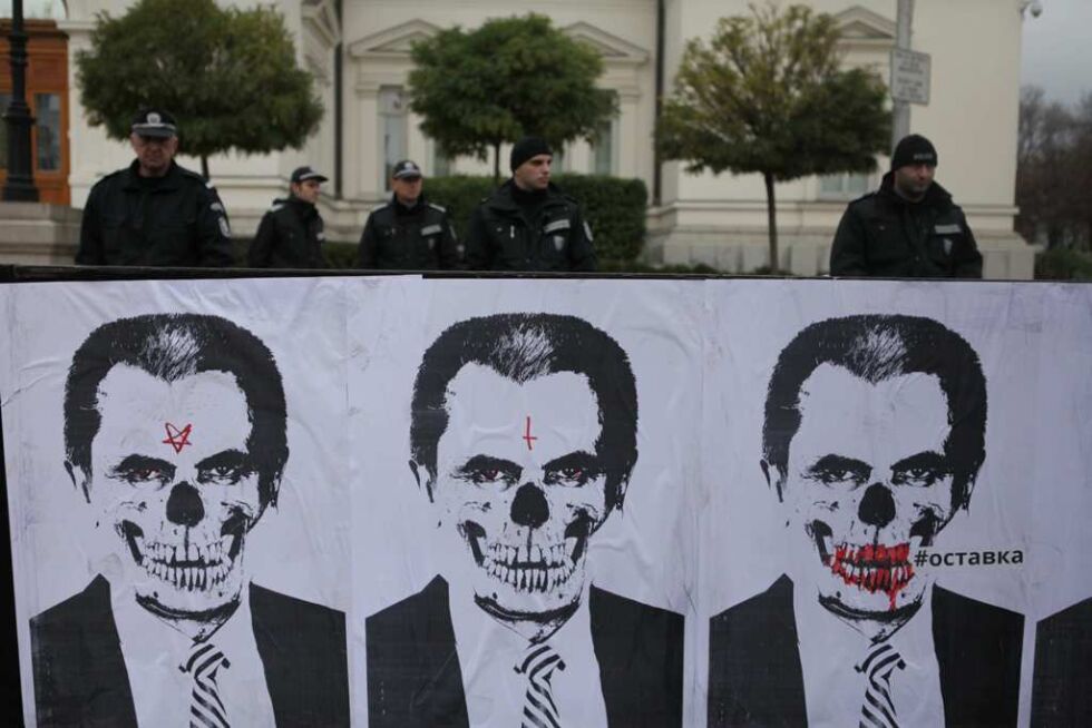 Стена между парламента и протеста