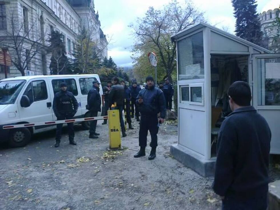 Студенти, преподаватели и граждани срещу полицията във ФЖМК