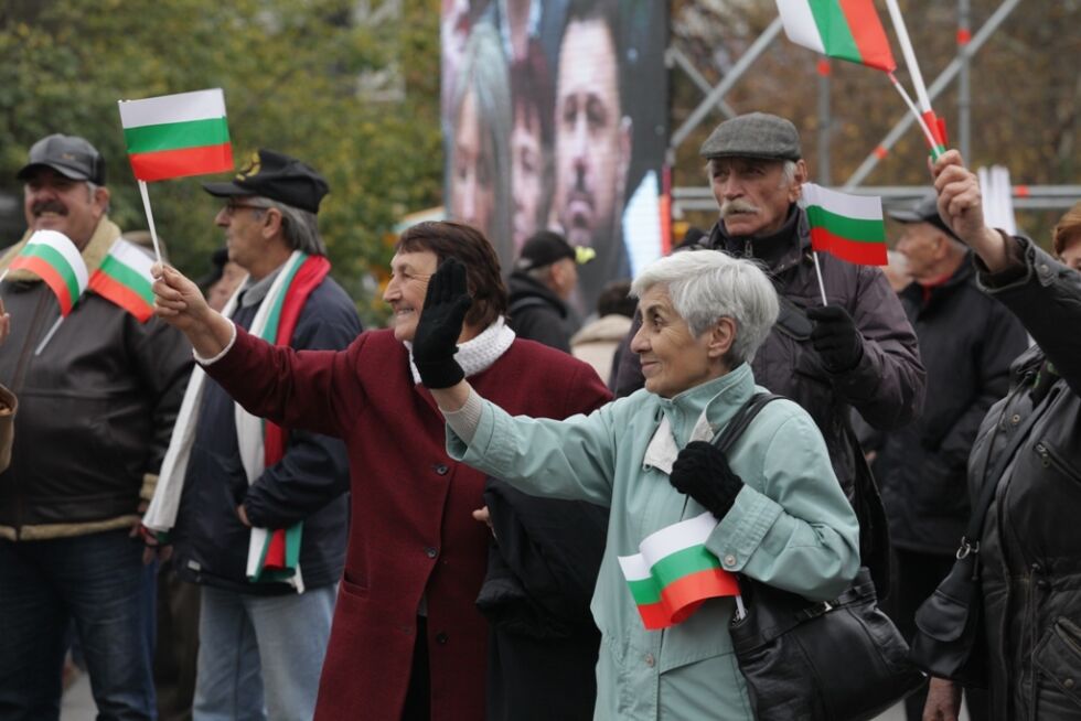 Наемането на цял влак за митинг - фасулска работа