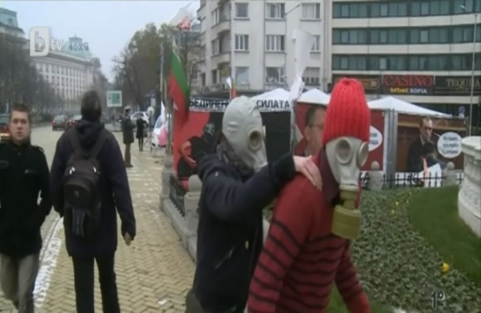 Студенти с противогази блокираха движението пред парламента