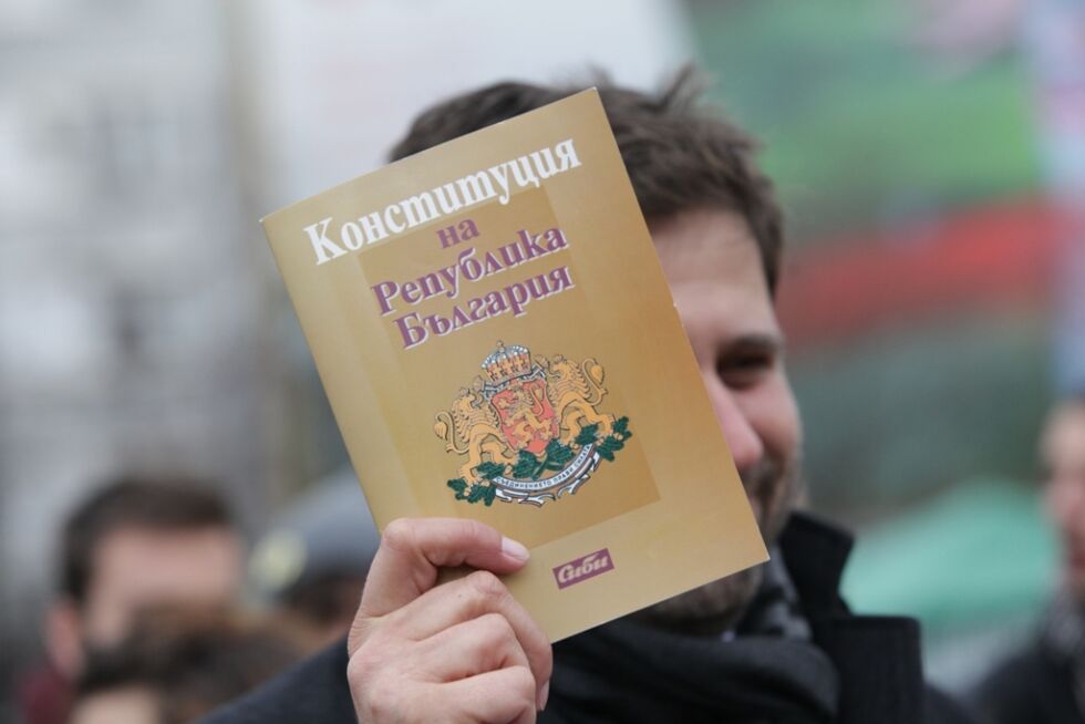 Преподаватели на седящ "конституционен" протест пред НС