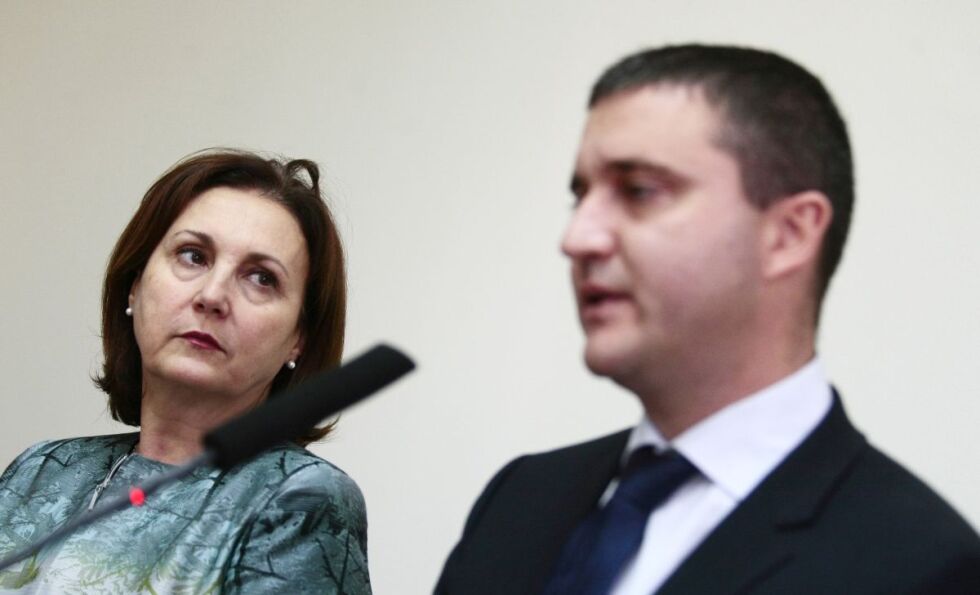 Бъчварова призова за "търпение" протестиращите полицаи