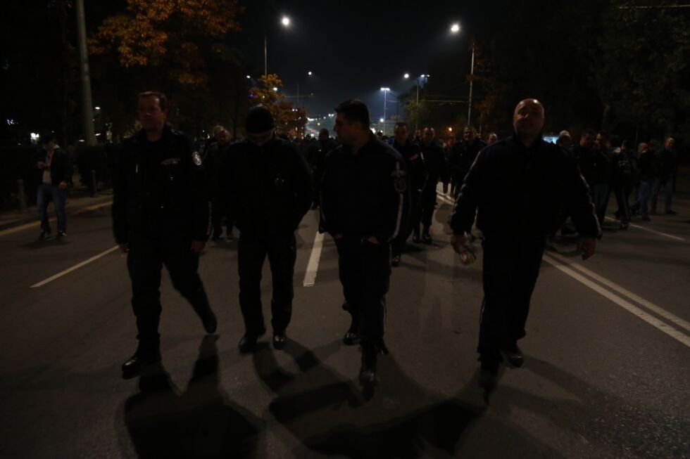 Полицаи протестират въпреки примирието