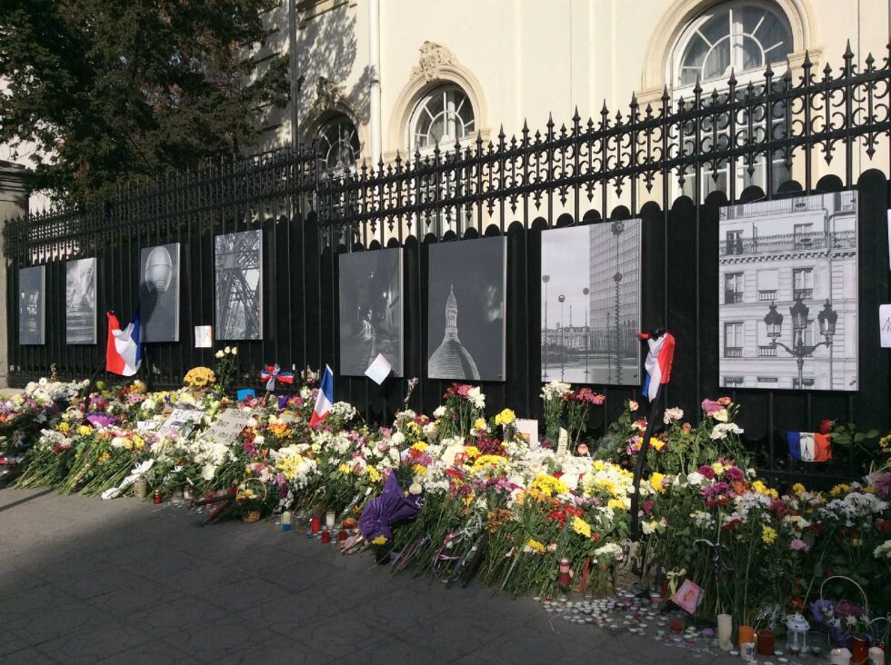 Втори ден потокът от хора пред френското посолство в София не спира