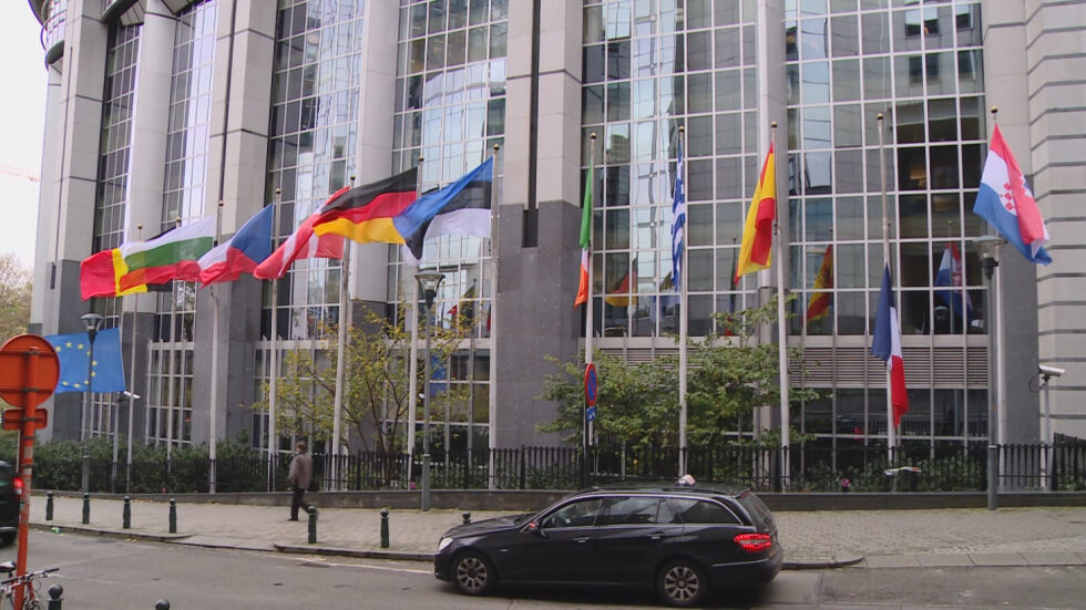 Европарламентът почете паметта на жертвите в Париж