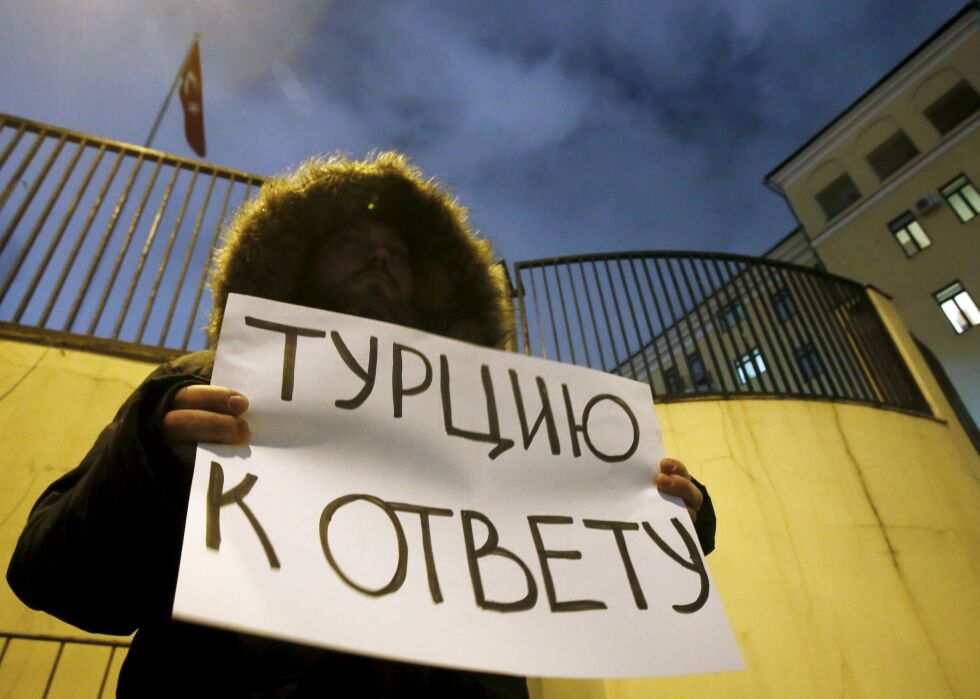 Цветя и свещи в Москва в памет на загиналите двама офицери 