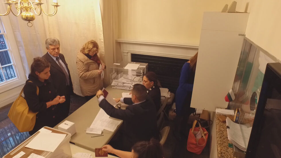 Стотици изнервени гласоподаватели чакаха в Чикаго