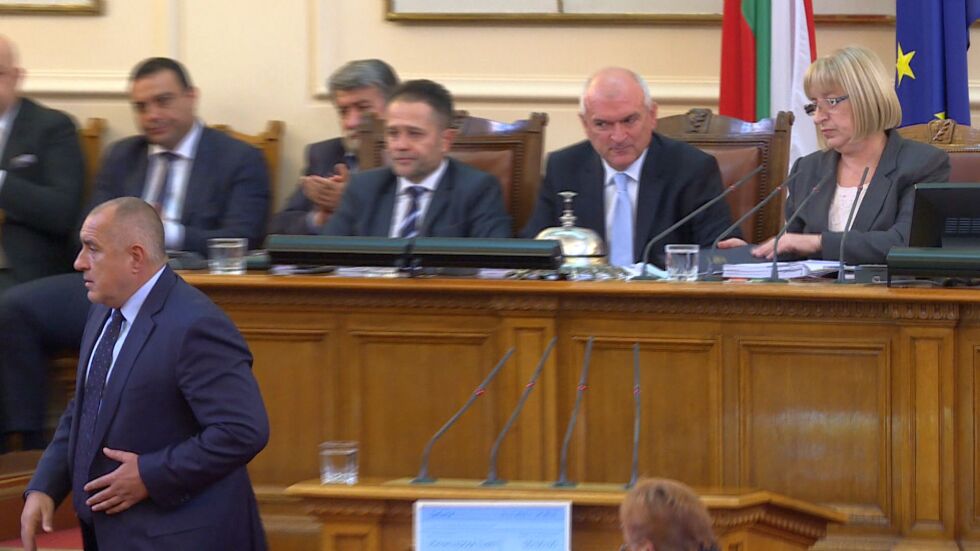 Премиер и министри се връщат в НС, депутати си тръгват