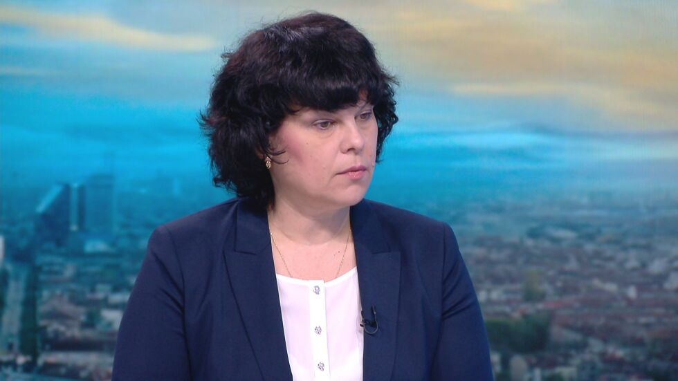 МОН обмисля локално преминаване към цялостно дистанционно обучение