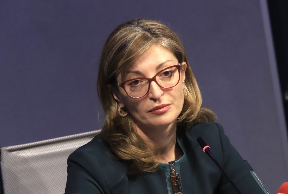 Външният министър Екатерина Захариева се самоизолира