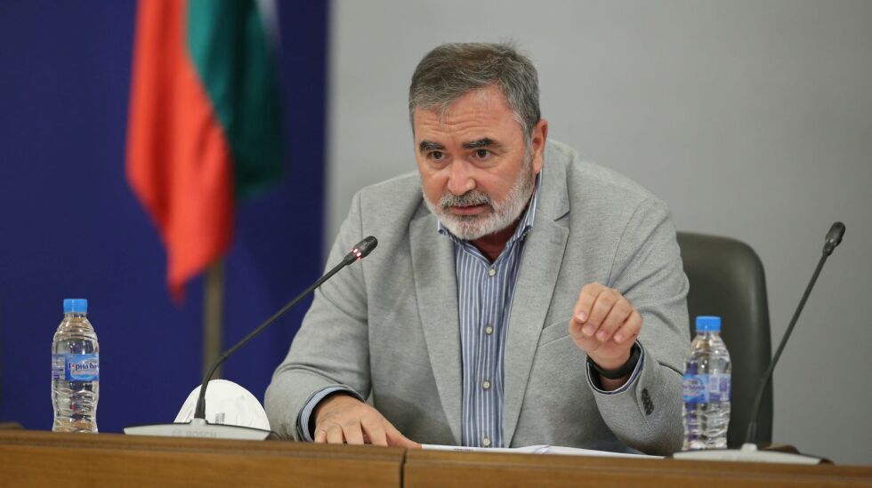 Ангел Кунчев: Има риск чакащите на опашка да не стигнат до ваксина