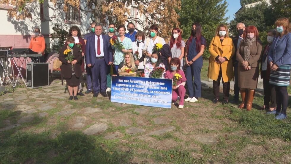 Подарък за лекарите: Оперни певци изнесоха концерт пред болница