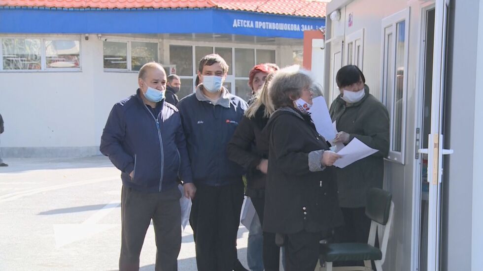 Опашки пред „Пирогов“ за PCR тест