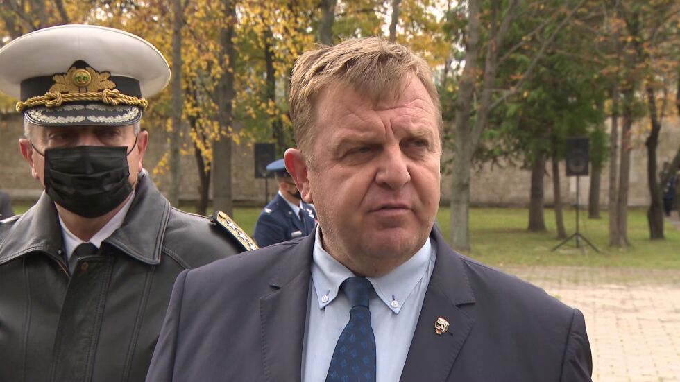 Каракачанов: Подготвя се заповед преболедувалите COVID-19 военни да даряват плазма 