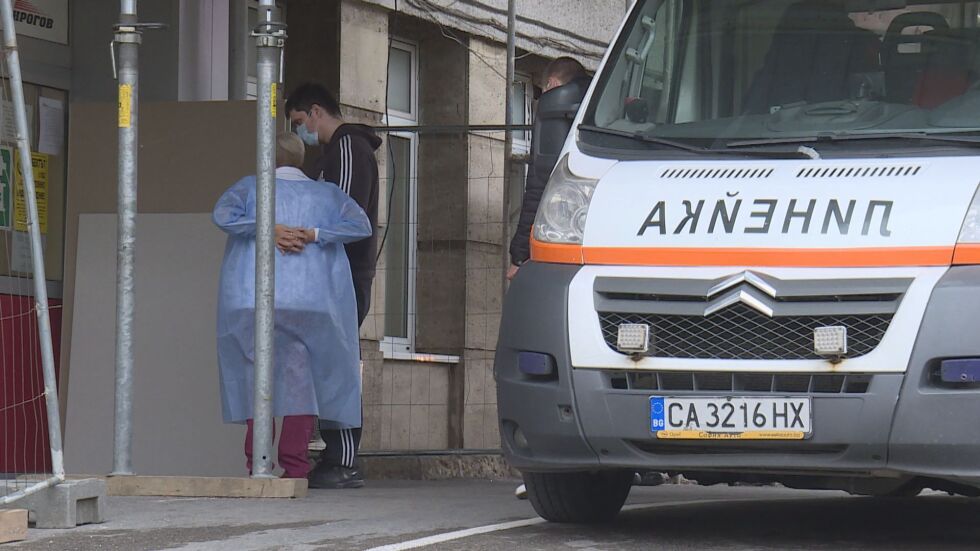 В търсене на болница: Дъщерята на починал с COVID-19 ще съди държавата
