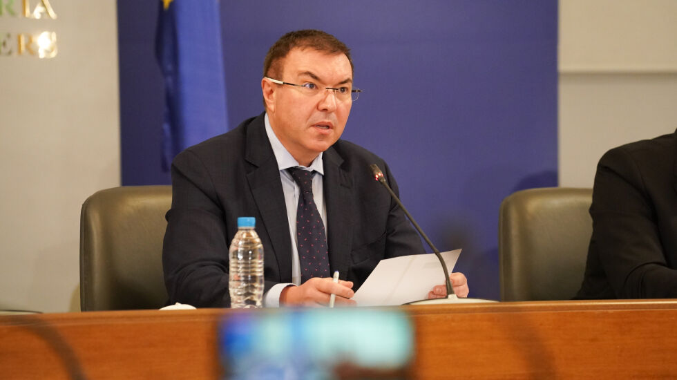 Ангелов за „АстраЗенека“: Правим си сметката без кръчмаря