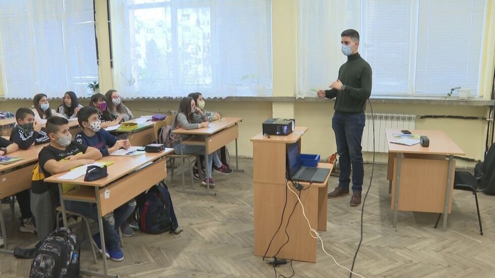 Студенти от Великотърновския университет заместват учители, заразени с COVID-19