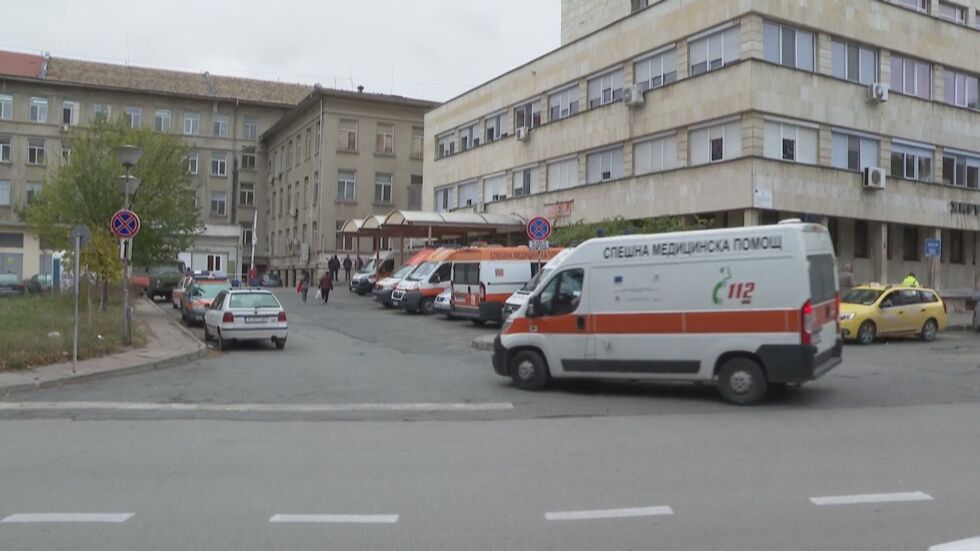 Политици с бели престилки помагат в болницата с най-много COVID пациенти