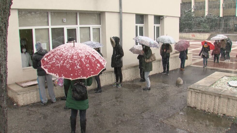 Отново опашки за PCR: Десетки чакаха за направление в студа в Благоевград