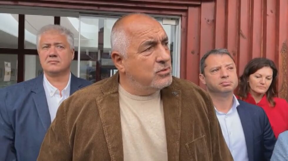 Управлението на епидемията – политически реакции на двата полюса