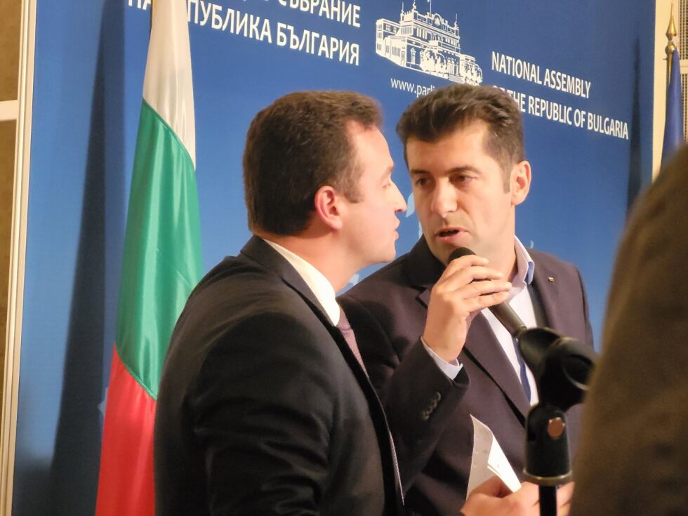 Остър сблъсък между ПП и ГЕРБ: Дърпане на микрофон и взаимни обвинения (ВИДЕО)