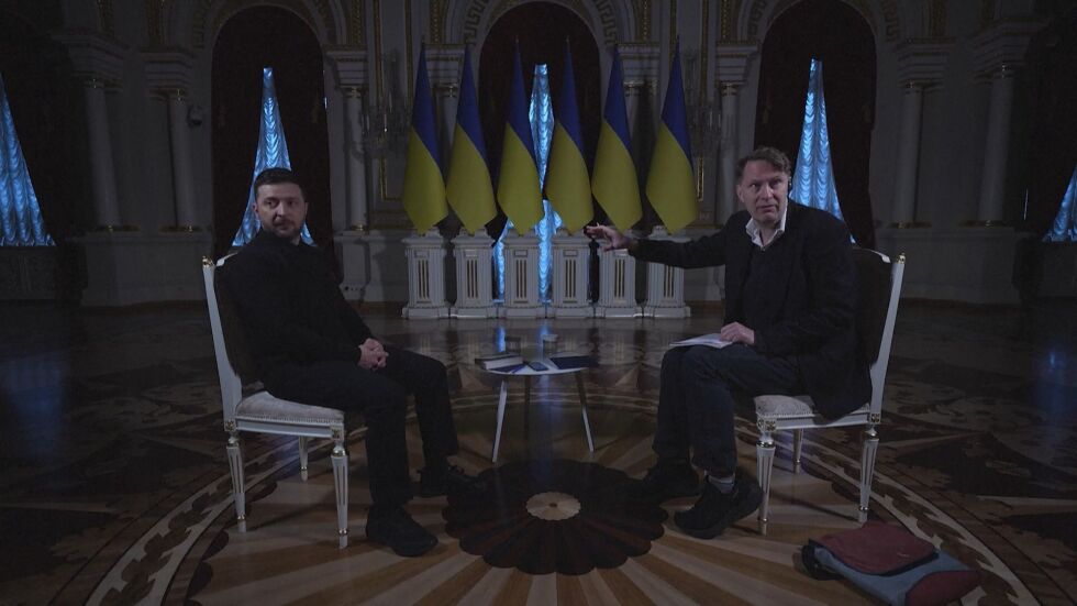 „Това са нормалните ни ежедневни условия“: Осветлението угасна, докато интервюират Зеленски в Киев (ВИДЕО)