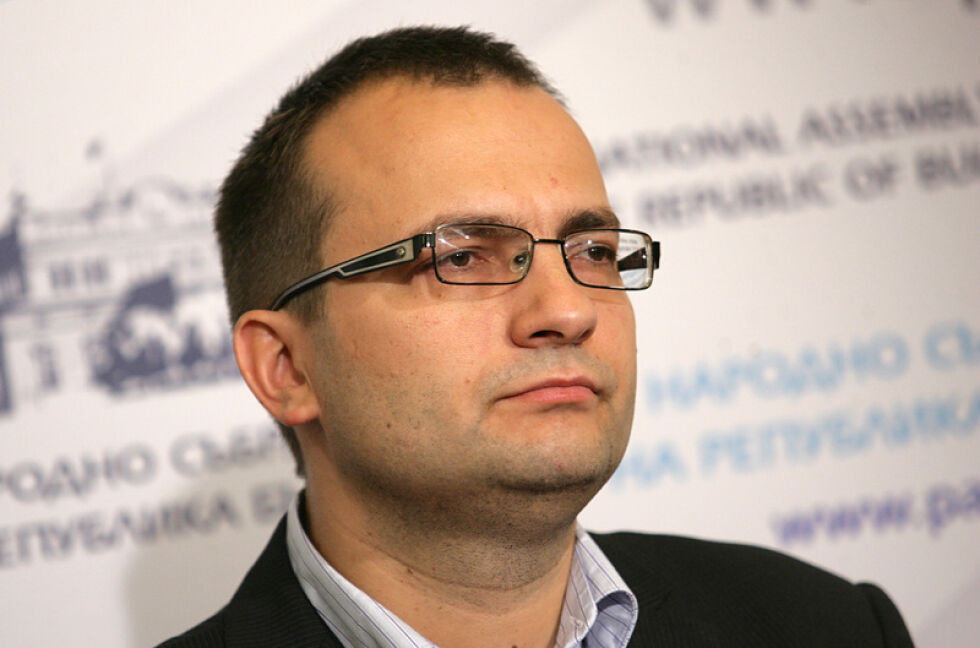 Не може да водиш армия, която играе за други отбори