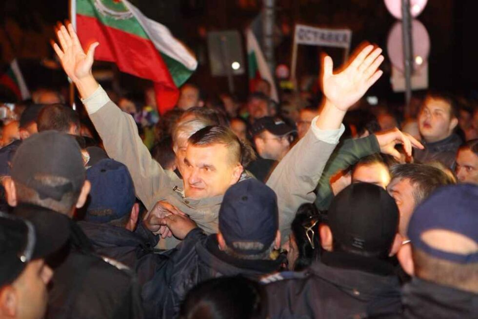 Блокада на МС и сблъсъци с полицията на 117-ия протестен ден (ГАЛЕРИЯ И ВИДЕО)