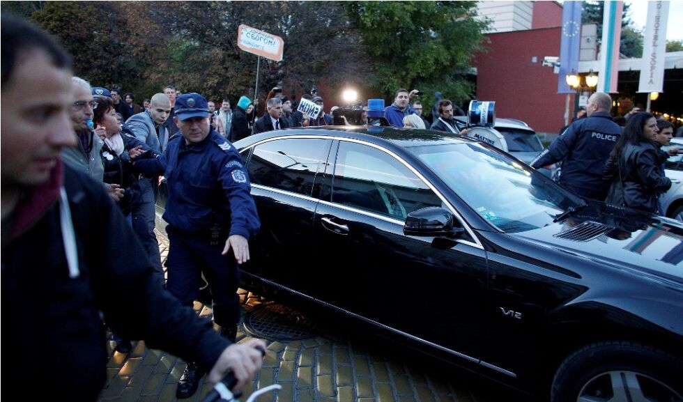 Протестиращи посрещнаха Орешарски пред "Шератон"