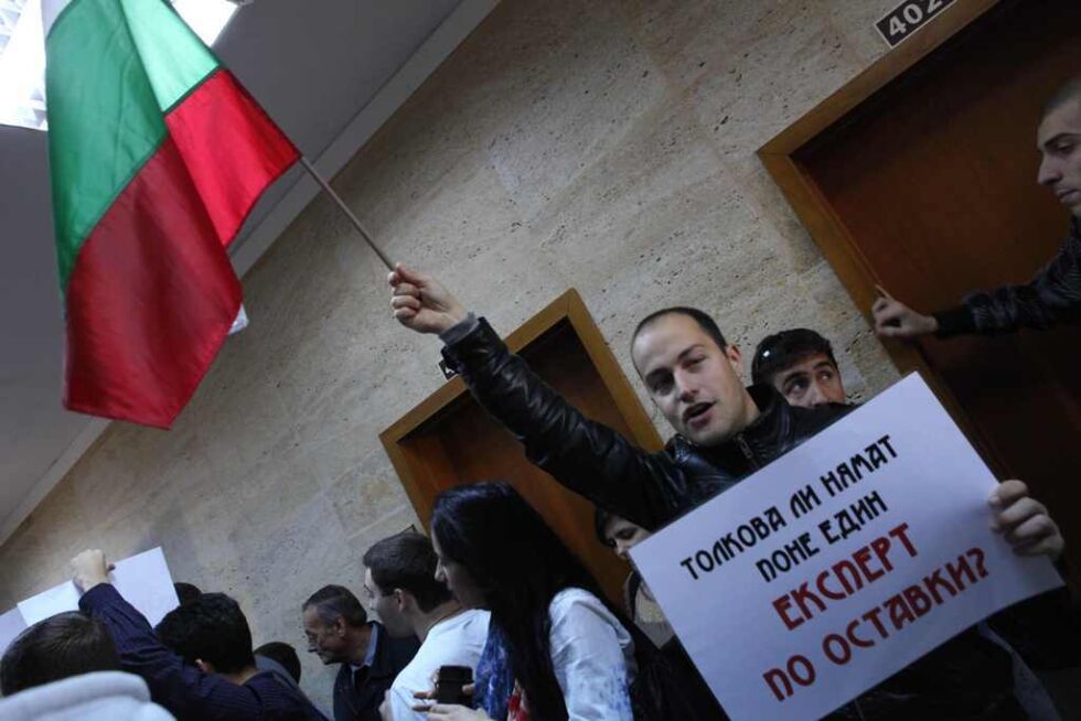 Младежи дават по 80 лв. на контрапротестиращ в УНСС