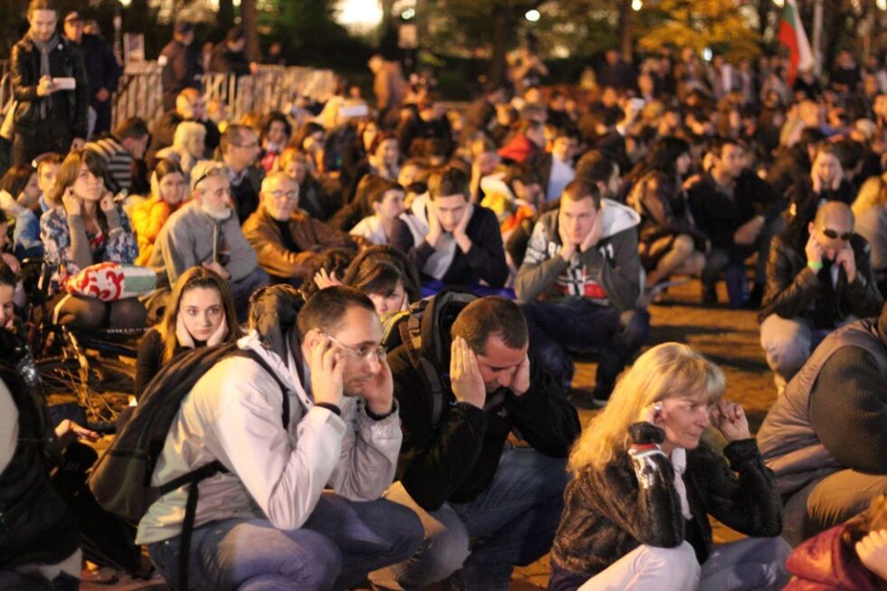 Окупация и протест с обърнат гръб и запушени уши пред Парламента