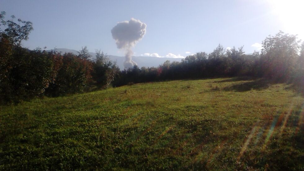 Военна техника огледа и засне района на взрива 