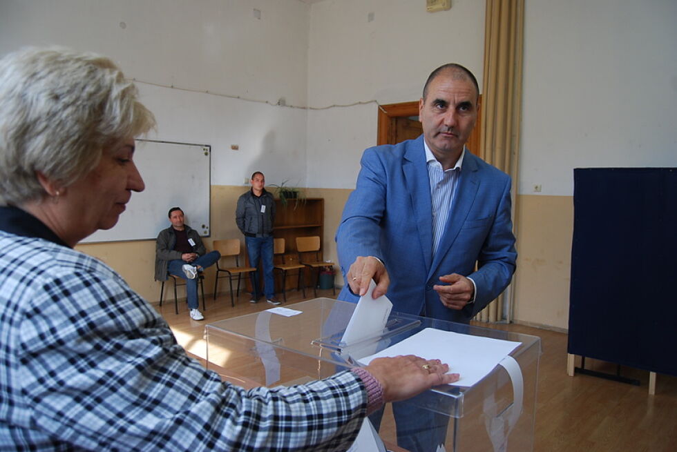 Цветанов първо отиде на литургия, после до урната