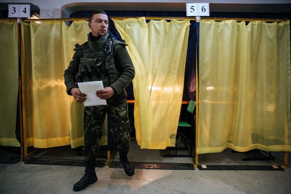 Партията на Арсений Яценюк печели изборите в Украйна