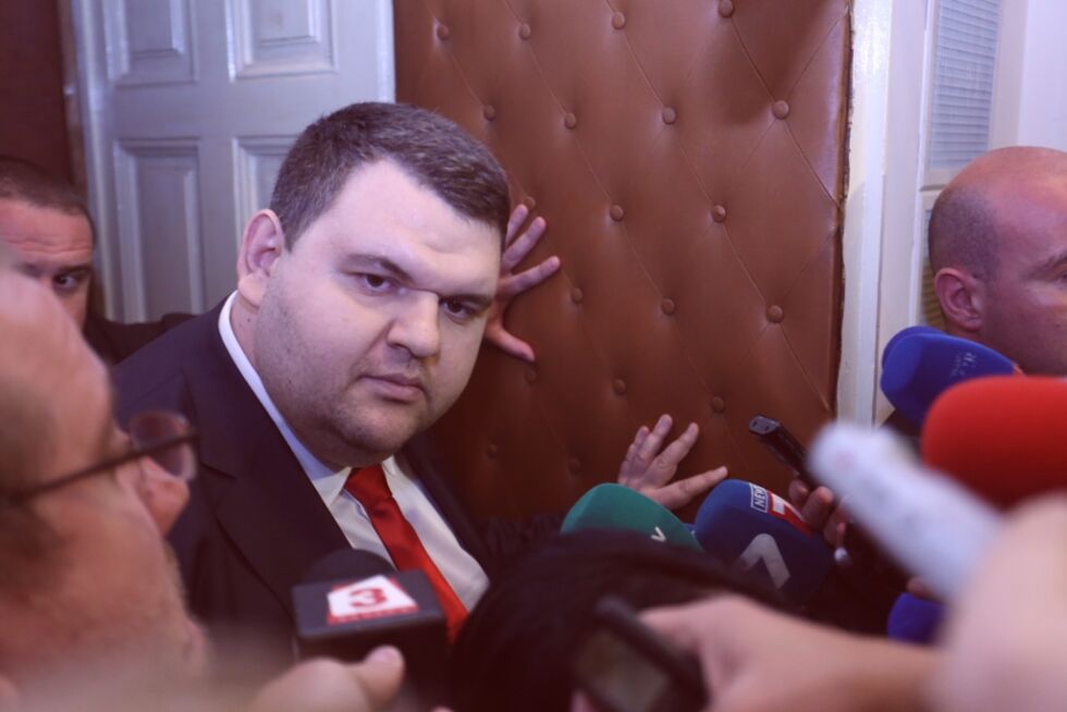 Ченалова: Пеевски се меси в работата на съдебната система