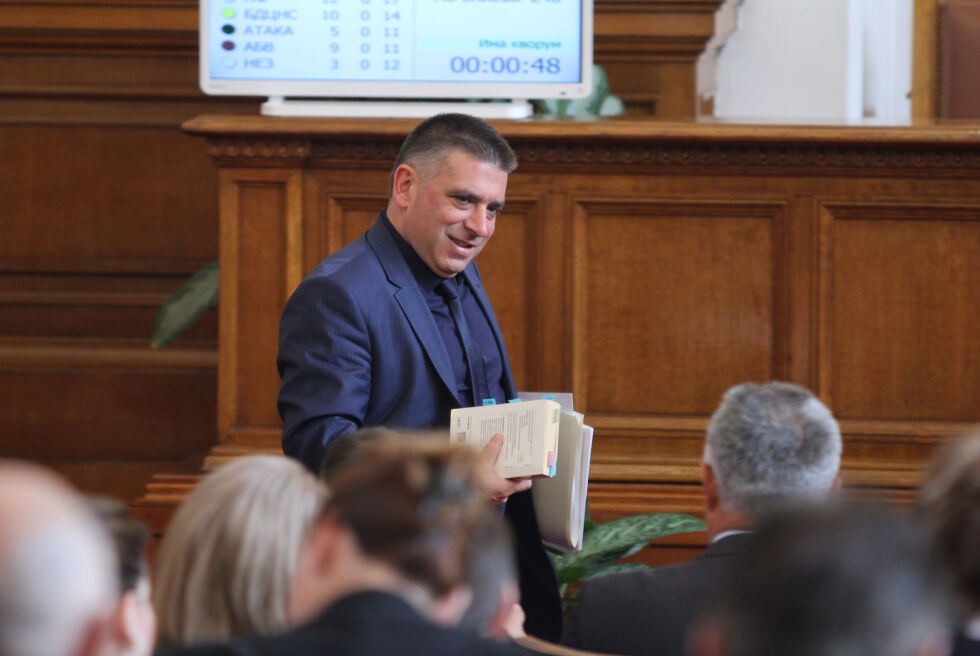 ГЕРБ иска падане на тавана от 35 секции в чужбина, но само за ЕС