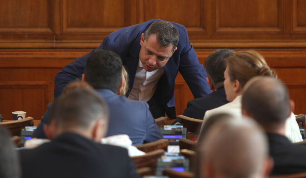 Делян Добрев ще депозира молбата си за напускане на парламента 