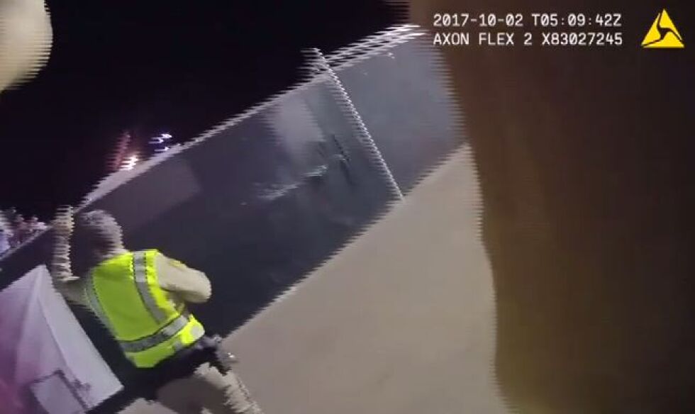 Вижте как полицията в Лас Вегас си проправя път до стрелеца Стивън Падок (ВИДЕО) 