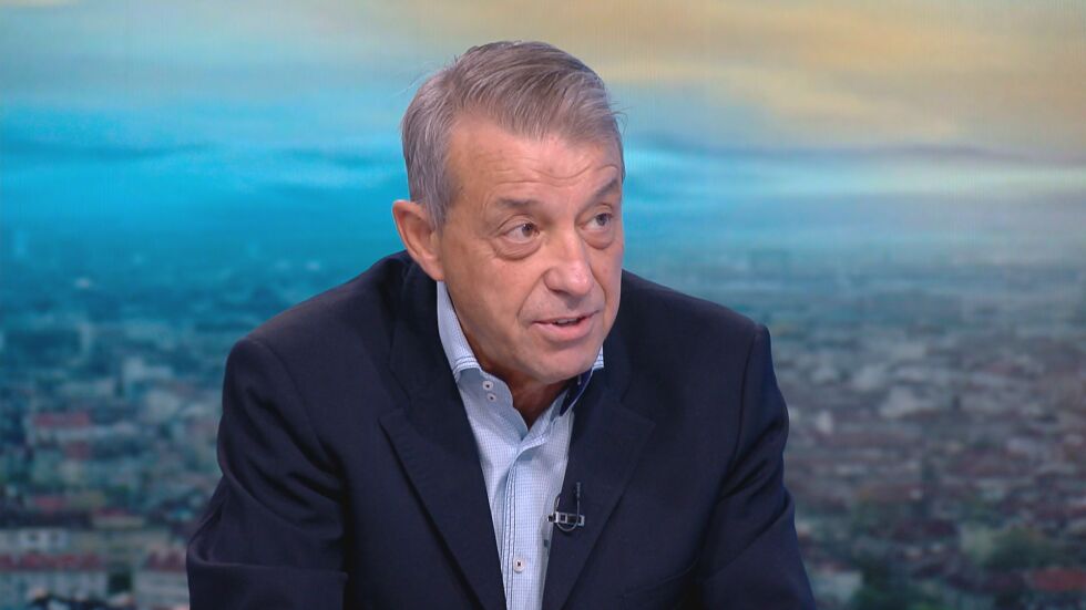 Проф. Коста Костов: Леките и по-тежки случаи на COVID-19 оставят след себе си задух и умора