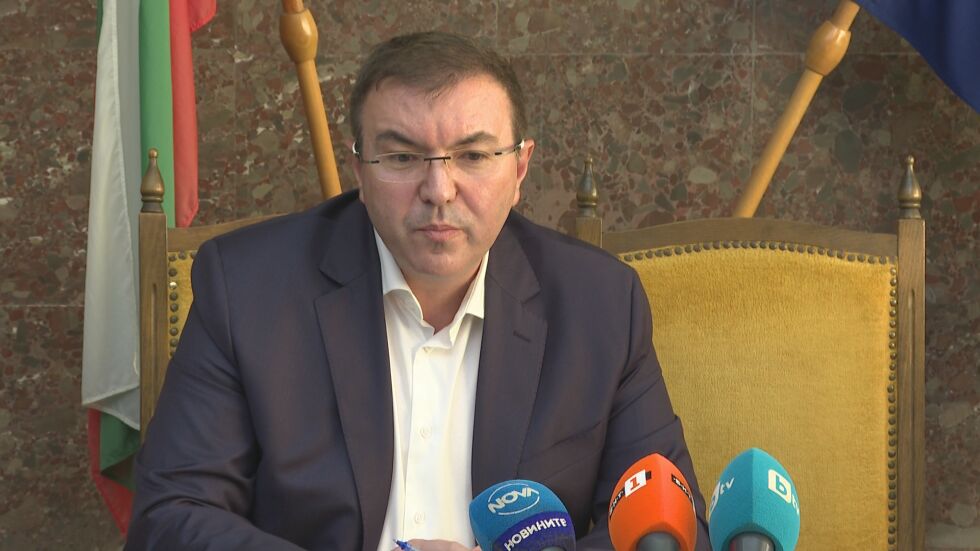 Здравният министър: Президентът е бил уведомен за контакт със заразен с COVID-19