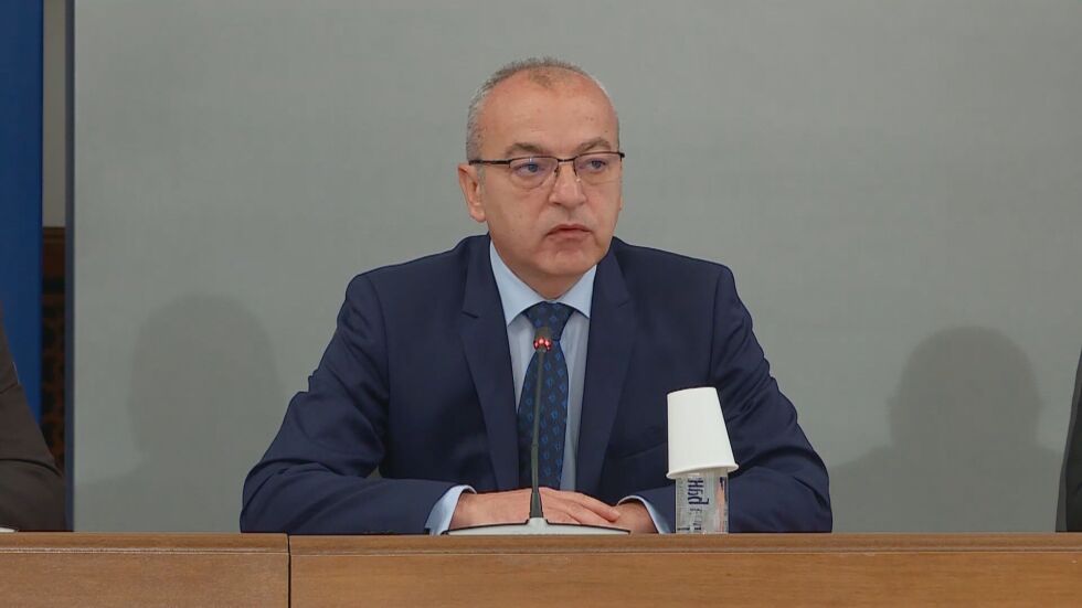 Извънредно заседание на тристранката: Обсъжда се нов вариант на помощта "Запази ме"