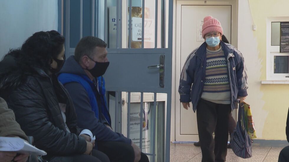 МЗ: COVID зоните намалиха натиска върху болниците