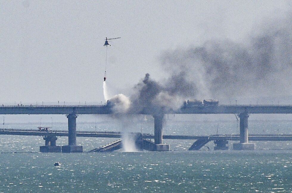 Водолази инспектират Кримския мост след експлозията 