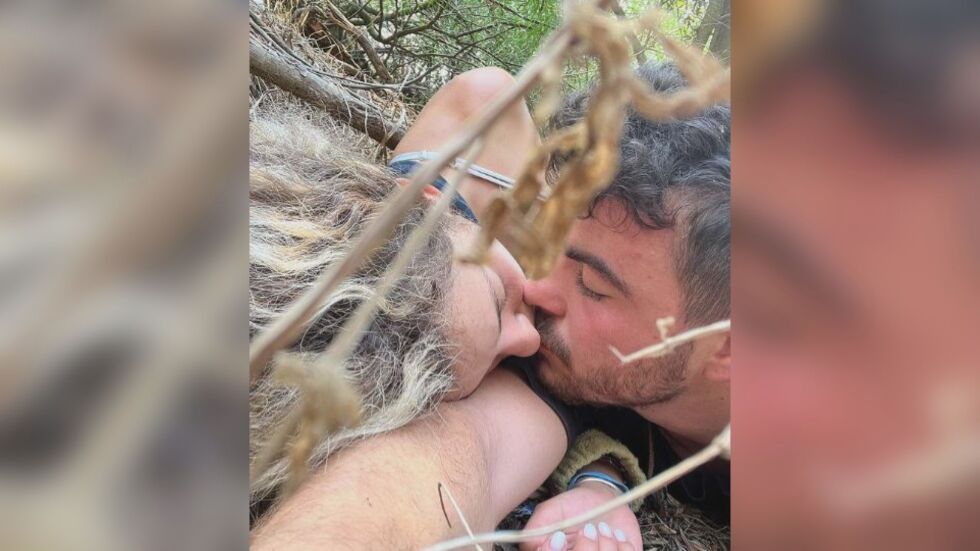 „Да видят, че сме се обичали до последно“: Целувката на Амит и Нир, която ги спасява под дъжда от куршуми